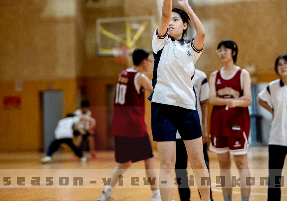 信封轮廓与数据标签交叠的抽象示意，冷调深色底